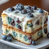 1. Zitroniger Blaubeerbogenkuchen mit frischen Beeren und zarter Glasur für festliche Anlässe.  