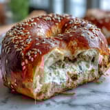 2. Selbstgemachte Joghurt-Bagels aus nur zwei Zutaten, knusprig außen und zäh innen, ideal zum Brunchen oder als Snack.  