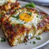 Ein herzhafter Amish-Frühstücksauflauf mit knusprigen Hash Browns, würzigem Wurstbrät, fluffigen Eiern und cremigem Käse, perfekt für eine große Runde.