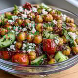 Kalter Kichererbsensalat mit Zitronenkräutern – bunt und erfrischend mit knackigen Gurken, Kirschtomaten und aromatischen Kräutern.