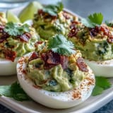 Erfrischende Guacamole gefüllte Deviled Eggs, bereit zum Servieren als Appetizer oder Snack.