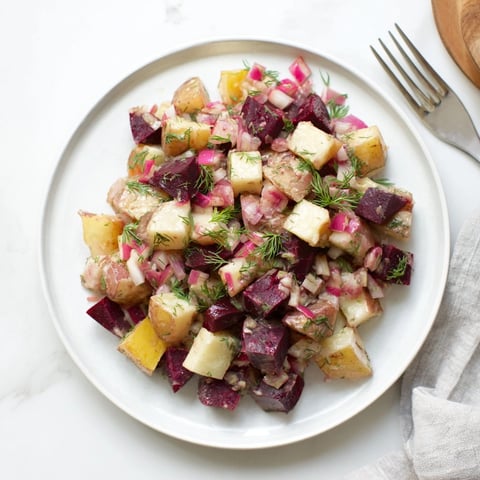 Kartoffel- und Rote Bete-Salat mit Dill, ein erfrischender Sommersalat, der bereit zum Servieren ist.