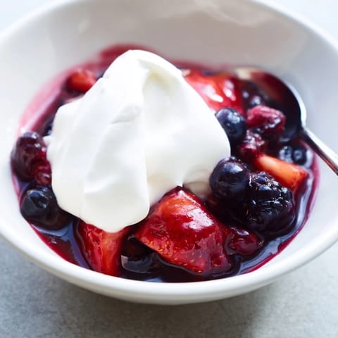 Beeren Kompott mit Sahne