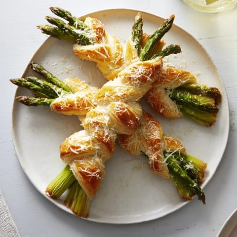 These beautiful Star Shaped Asparagus Bundle Wraps showcase tender asparagus tips and flaky pastry.