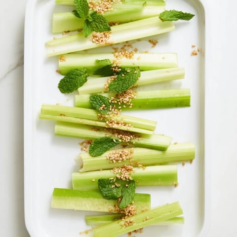 Ein erfrischendes The Bamboo Zen mit knackigen Gurkensticks, perfekt für einen eleganten veganen Aperitif.