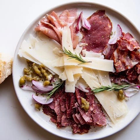 Rustikale Fleisch-Käse Platte