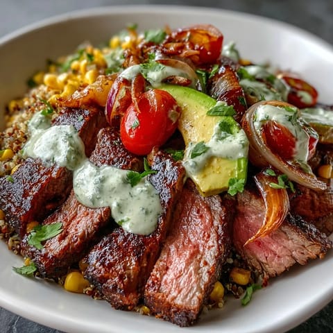 Geschnittenes Rindfleisch und cremige Avocado liegen auf quinoa und Mais, garniert mit Koriander, Zwiebeln und Tomaten, übergossen mit grüner Sauce.