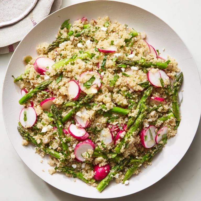 Zarte Spargelstücke und knackige Radieschen im Asparagus- und Radieschen-Quinoa-Salat verzehrfertig.