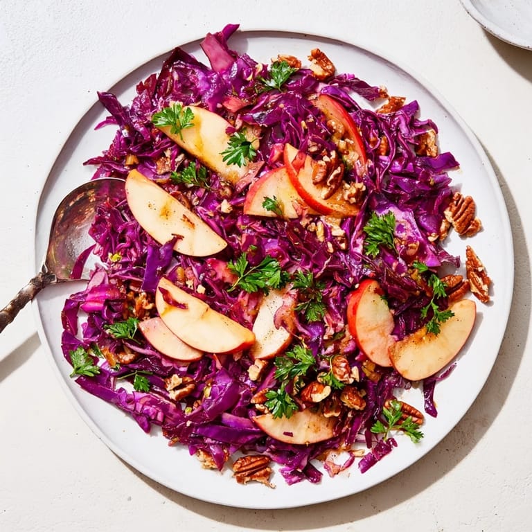 Herzhaftes Warm Red Cabbage Salad, angereichert mit frischen Kräutern und Nüssen.