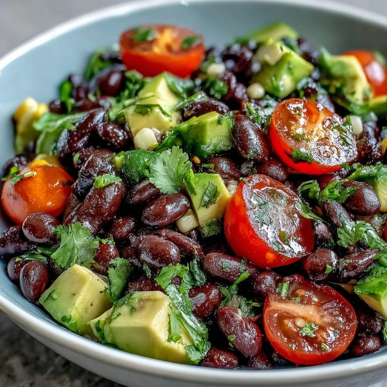 Der leckere Black Bean and Veggie Bowl zeigt schwarzbohnen, rote Zwiebelringe und Kürbiskerne, perfekt angerichtet für ein schnelles, vegetarisches Mittagessen auf modernem Teller.