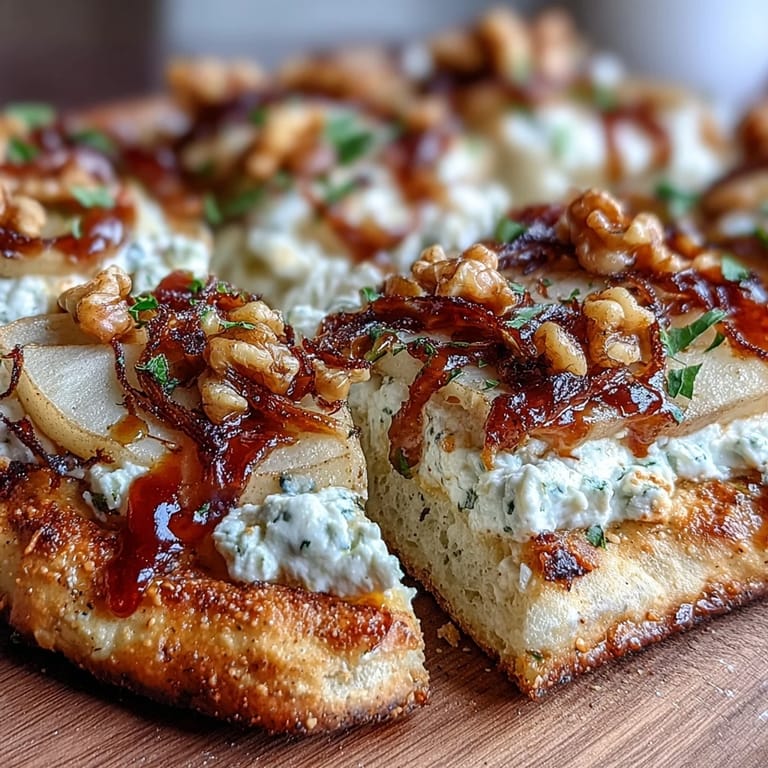Auf diesem Goat Cheese & Pear Flatbread mit Honig glänzen Birnenscheiben über cremigem Ziegenkäse.