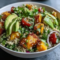 Ein farbenfroher Salat mit süßer Mango, cremiger Avocado, proteinreicher Quinoa und einer zitronigen Limettendressing – ideal für erfrischende Sommergerichte oder gesunde Mittagessen.