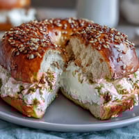 1. Zwei-Zutaten-Joghurt-Bagels mit goldbrauner Kruste und weichem Inneren, perfekt für ein schnelles Frühstück oder einen Snack.  