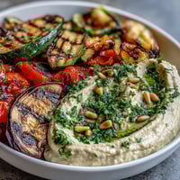 Gegrillte Gemüseplatte mit Hummus